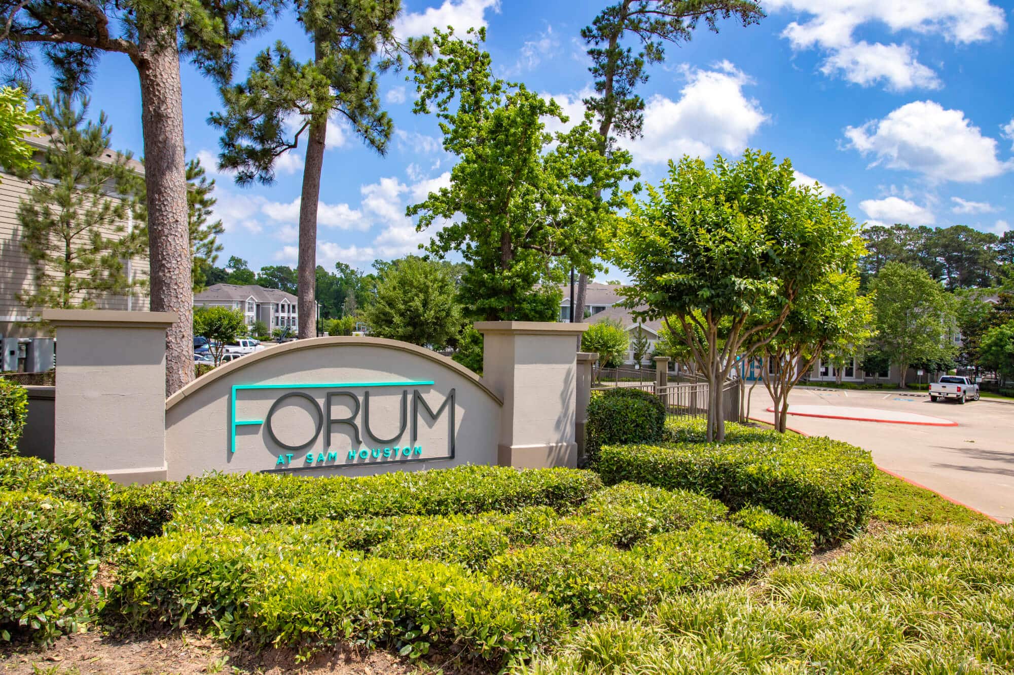 the forum at sam houston off campus apartments near sam houston state university shsu entrance to community monument sign